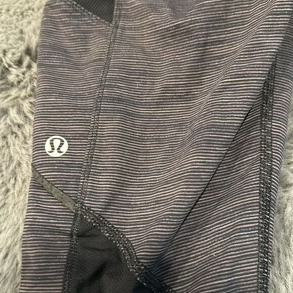 LULULEMON 3/4 LEGGINGS - Picture 3 of 7